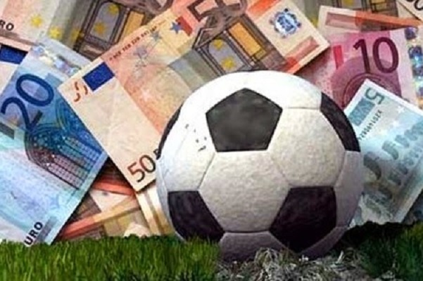 Scommesse: punta su 10 partite, ripete tre volte la giocata ed incassa una super tripla vincita da 7.500 euro. Dettagli e foto