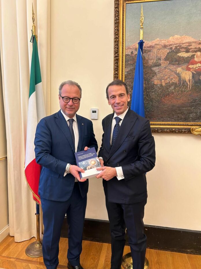 Cardia consegna libro a Mulè