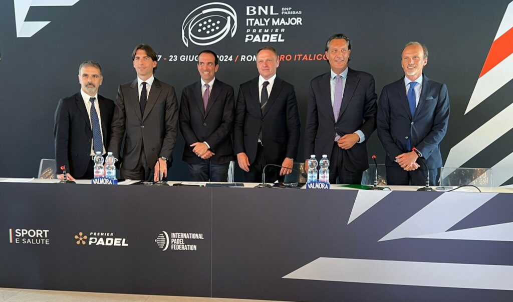 E' stata presentata oggi a Roma la terza edizione del BNL Italy Major Premier Padel 2024. Si tratta di una delle quattro tappe principali del circuito e che vedrà sfidarsi, dal 17 al 23 giugno, i più grandi campioni di padel maschile e femminile nella splendida cornice del Foro Italico. A margine della presentazione il direttore di Agimeg Fabio Felici ha rivolto due domande a Luigi Carraro, presidente della FIP, la Federazione Internazionale di Padel. In questi giorni si parla tanto di Jannik Sinner nuovo numero 1 del tennis mondiale. Riusciremo in un futuro non troppo lontano ad aver un "Sinner" anche nel padel? "L'Italia, e questo è un risultato straordinario, oggi è il secondo paese al mondo con un milione e mezzo di praticanti e oltre 9.200 strutture. Credo che nei prossimi 4 o 5 anni l'Italia riuscirà ad avere dei grandi campioni anche nel padel". Anche se in Italia ci sono più praticanti uomini, sono le donne ad aver finora ottenuto i migliori risultati a livello internazionale. Questo perché il movimento femminile è più avanti rispetto a quello maschile? Padel BNL Italy Major Premier Padel