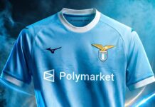 La Lazio annuncia il nuovo main sponsor da 22 milioni di euro: è la piattaforma prediction Polymarket. I rischi per il mercato italiano del gioco legale Light blue soccer jersey with sponsor 'Polymarket' and a gold eagle crest on the chest, against a smoky blue background.
