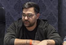 People’s Poker Tour Samorin 2026: cinque azzurri qualificati online al final day da 16 giocatori Man wearing glasses and a dark hoodie sits at a poker table, stacks of blue chips in front.