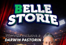 Calcio, Darwin Pastorin: “Maradona? Un poeta che a Napoli superò la nostalgia per Buenos Aires” Promotional poster for 'BELLE STORIE' anuncia entrevista exclusiva con Darwin Pastorin, con presentador en traje y micrófono junto a un retrato circular dorado.