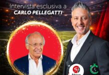 Stanleybet.news, Carlo Pellegatti a Belle Storie: “A Berlusconi devo tutto, un onore per me entrare in Mediaset” Poster promozionale: intervista esclusiva a Carlo Pellegatti; presentatore con microfono accanto a ritratto circolare dorato di Pellegatti.
