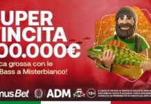 Casino online, super vincita a Catania: una fortunata giocatrice di Domusbet si porta a casa oltre 100.000 euro Promo banner offering €100,000 prize, showing a bearded man in a beanie holding a large fish, with Italian slogan and logos.
